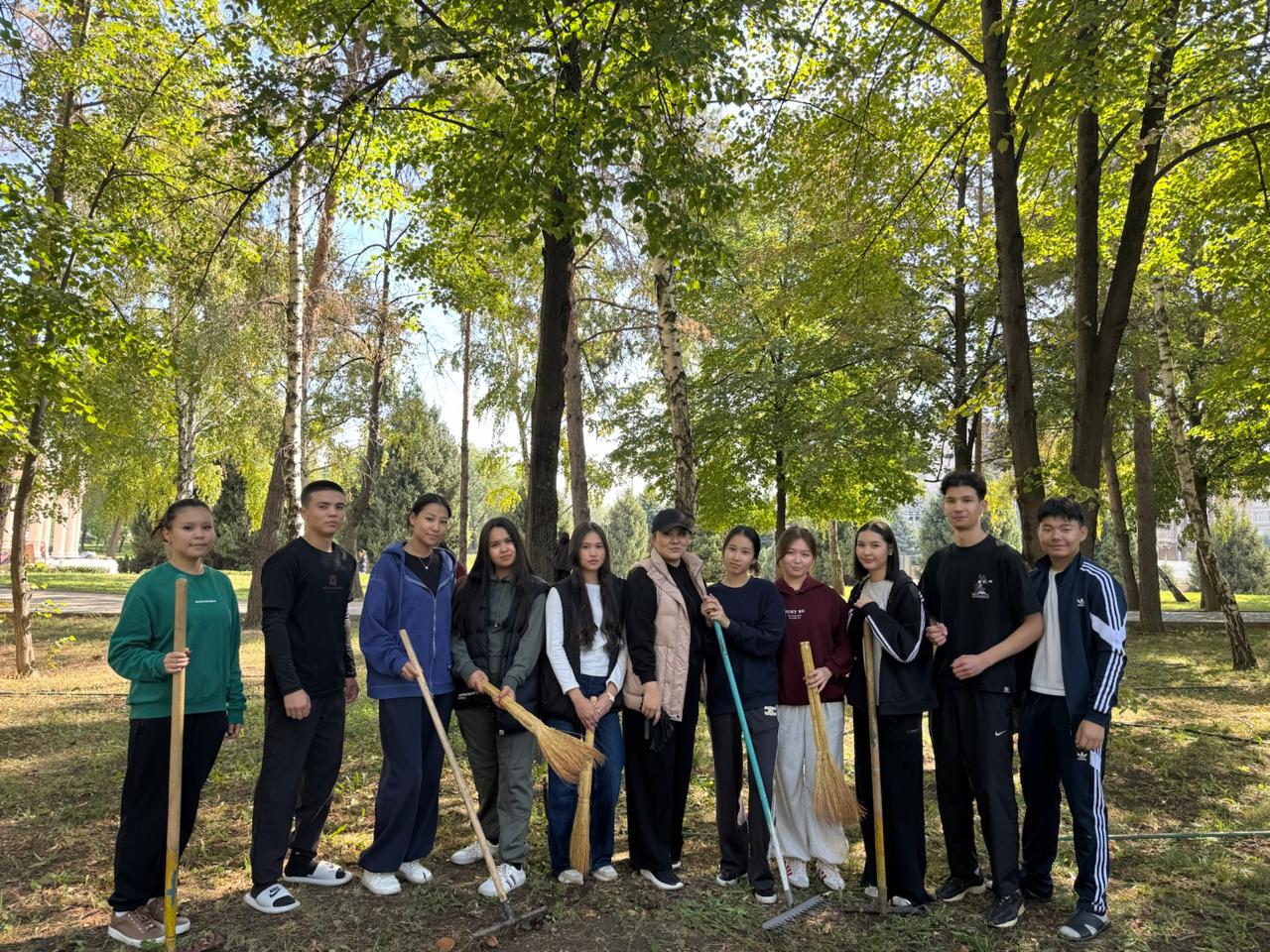 Студенты и преподаватели Высшей школы экономики и бизнеса приняли участие в субботнике